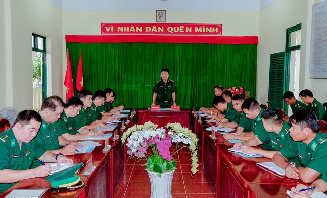 Đại tá Lê Văn Anh - Phó Chính ủy BĐBP tỉnh kết luận kiểm tra tại đồn Biên phòng Lai Hòa.