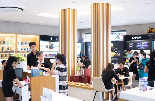 Rất đông khách tham quan, trải nghiệm và mua sắm Iphone 15 mới tại showroom Phương Tùng.