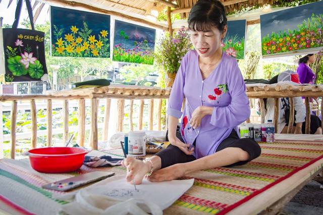 Chị Huỳnh Thị Xậm, xã Xà Phiên, huyện Long Mỹ vẽ tranh bằng chân trên giỏ xách. Những bức tranh trên giỏ của chị là những cảnh vật quê hương, nhẹ nhàng và cảm xúc.
