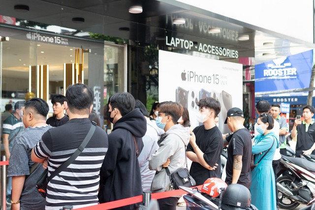 Những &quot;tín đồ&quot; Apple chờ đến giờ G mở bán Iphone 15 tại showroom Phương Tùng.