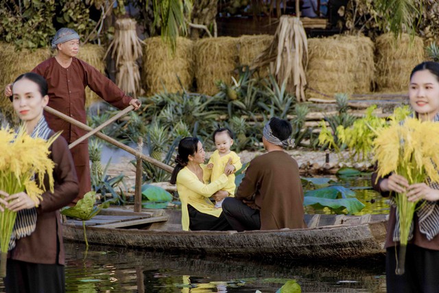 Bức họa đồng quê với khung cảnh gia đình trên sông nước Miền tây.