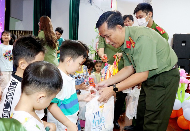 Đại tá Lê Phú Thạnh, Phó Giám đốc Công an tỉnh An Giang tặng quà trung thu cho các em là con của cán bộ, chiến sĩ đơn vị Công an tỉnh.