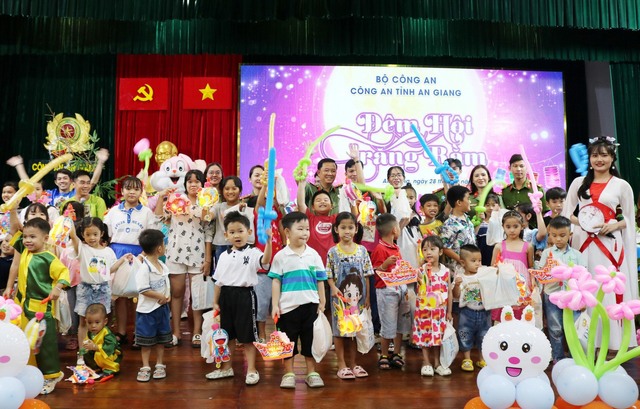 Lãnh đạo Công an tỉnh cùng Đoàn Thanh niên, Ban Phụ nữ - Công đoàn Công an tỉnh chụp ảnh lưu niệm cùng các em học sinh.