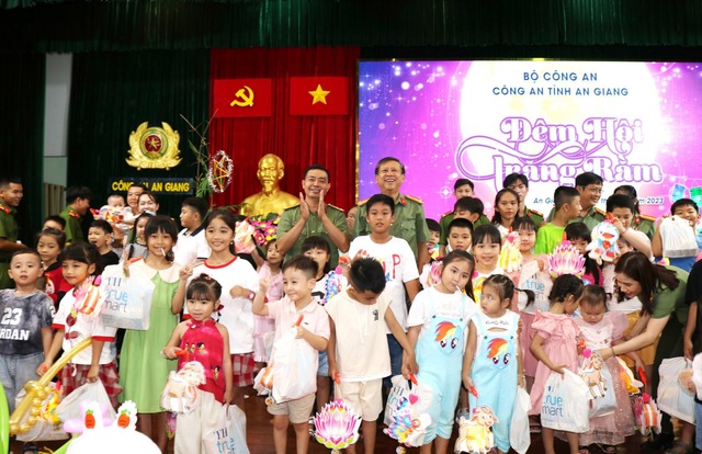 Ban Thanh niên, Ban Phụ nữ - Công đoàn Công an tỉnh An Giang trao quà cho các em học sinh là con của cán bộ, chiến sĩ các phòng, nghiệp vụ Công an tỉnh.