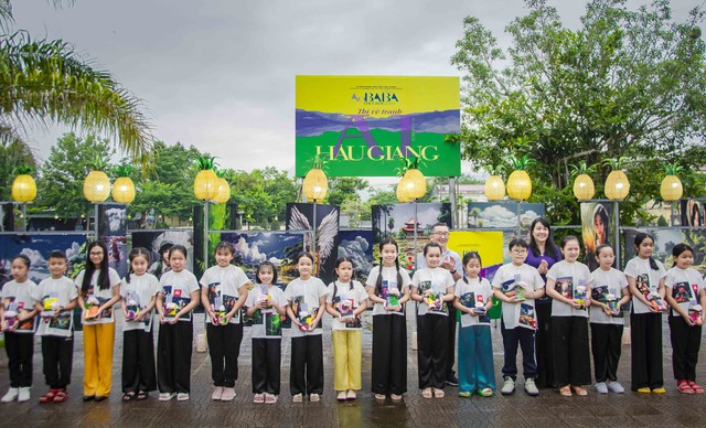 Giám đốc Sở Giáo dục và Đào tạo tỉnh Hậu Giang Nguyễn Hoài Thúy Hằng trao giải cho các em học sinh.