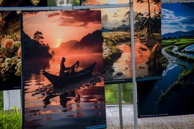 Các bức tranh giới thiệu về đặc sản như khóm cầu đúc, cá thác lác hay những bức tranh về địa danh như kênh xáng Xà No, Hồ Sen… của vùng đất Hậu Giang.