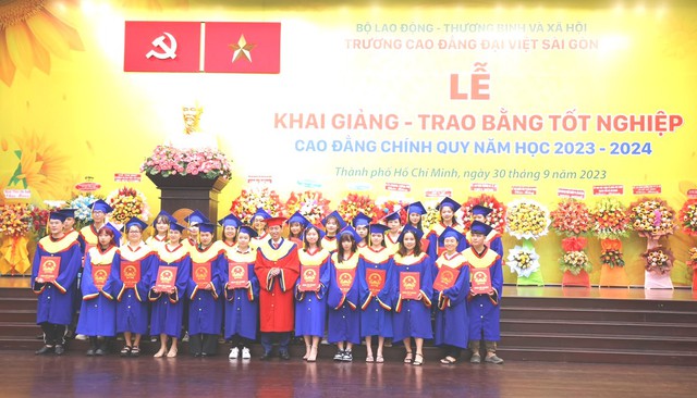 Trường Cao đẳng Đại Việt Sài Gòn: Khai giảng năm học mới và trao bằng tốt nghiệp cho sinh viên - Ảnh 4.