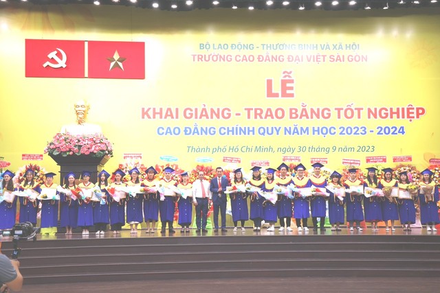 Trường Cao đẳng Đại Việt Sài Gòn: Khai giảng năm học mới và trao bằng tốt nghiệp cho sinh viên - Ảnh 3.