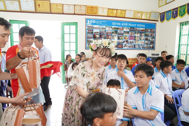 Chủ tịch Vietjet doanh nhân Nguyễn Thị Phương Thảo thăm làng SOS dịp Quốc Khánh 2/9 - Ảnh 3.
