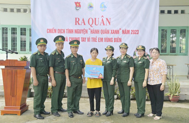 Đoàn thanh niên, Hội phụ nữ BĐBP Kiên Giang trao học bổ 3 triệu đồng, trong chương trình mẹ đỡ đầu cho em Lê Tường Vân, học sinh Trường THCS Phú Lợi, huyện Giang Thành.