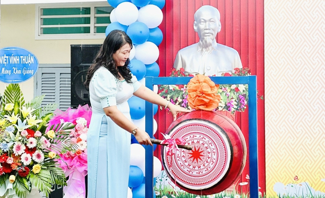 Cô giáo Đỗ Lâm Thị Bích Tuyền - Hiệu trưởng Trường Tiểu học thị trấn 1 đánh trống khai giảng năm học mới 2023-2024.