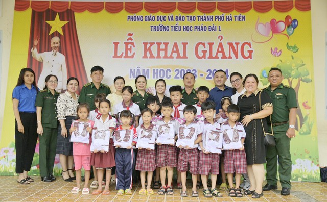 Đoàn thanh niên, Phụ nữ, lãnh đạo địa phương, Ban giám hiệu nhà trường trao quà năm học mới cho các em nhỏ Trường Tiểu học Pháo Đài, TP. Hà Tiên.
