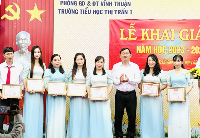 Nguyễn Văn Đức, Trưởng phòng Kinh tế Hạ tầng huyện Vĩnh Thuận trao Giấy khen của UBND huyện Vĩnh Thuận cho các giáo viên hoàn thành xuất sắc nhiệm vụ năm học 2022-2023.