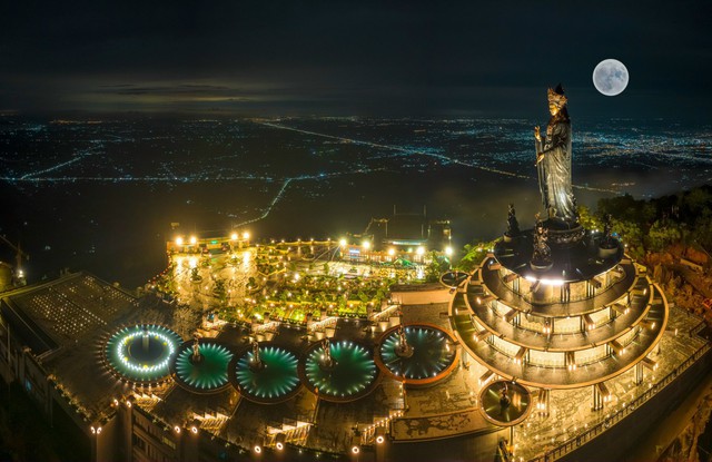 Không gian kỳ ảo của đỉnh núi Bà Đen trong đêm. Ảnh: Nguyễn Minh Tú