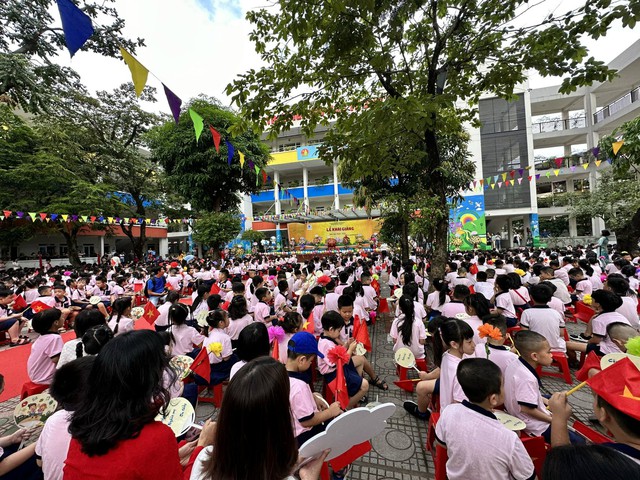 Hà Nội: Hơn 2,2 triệu học sinh dự Lễ Khai giảng năm học  2023-2024 - Ảnh 13.