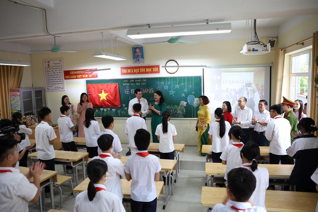 Quận Hoàng Mai: Học sinh náo nức dự Lễ Khai giảng năm học mới 2023-2024 - Ảnh 9.