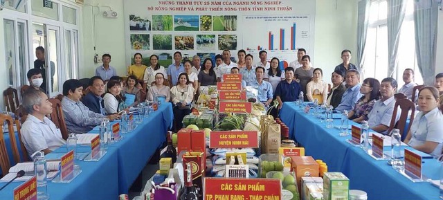 Trưng bày các sản phẩm OCOP của tỉnh Ninh Thuận tại Hội nghị đánh giá, phân hạng sản phẩm thuộc chương trình mỗi xã một sản phẩm - OCOP tình Ninh Thuận.