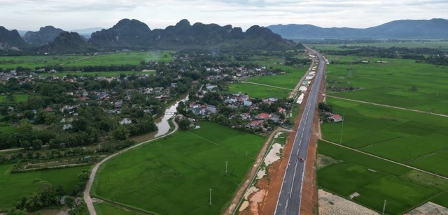 Hội nghị sơ kết thực hiện dự án xây dựng đường bộ cao tốc Bắc - Nam phía Đông giai đoạn 2017-2020 đoạn từ Ninh Bình đến Nghệ An - Ảnh 7.