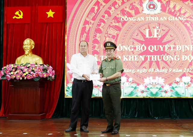 Chủ tịch UBND tỉnh An Giang Nguyễn Thanh Bình trao thưởng nóng cho lực lượng tham gia điều tra, truy xét vụ án.