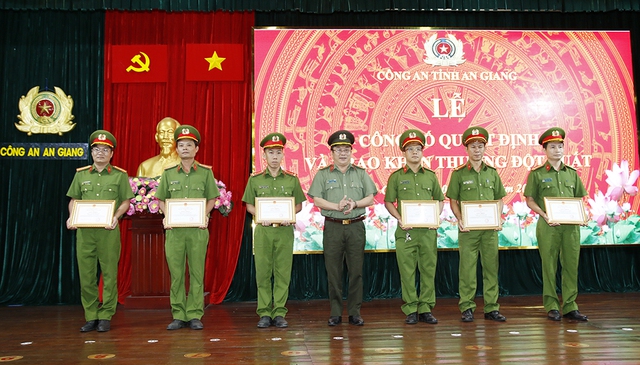 Đại tá Lâm Phước Nguyên - Giám đốc Công an tỉnh trao Giấy khen cho các cá nhân có thành tích xuất sắc.