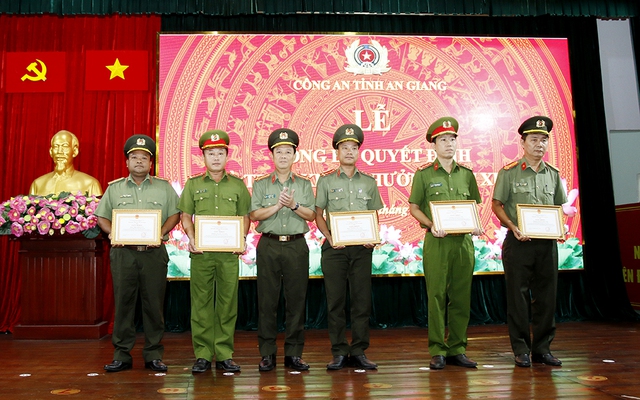 Đại tá Lê Phú Thạnh - Phó Giám đốc Công an tỉnh trao Giấy khen cho các cá nhân có thành tích xuất sắc.