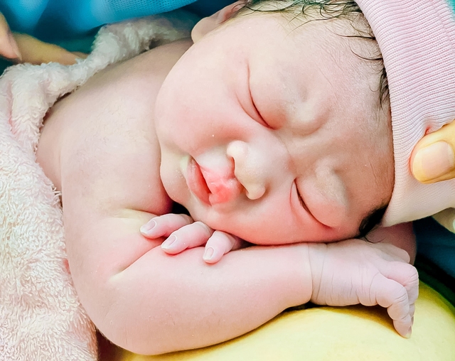 TP Cần Thơ: Hân hoan đón mừng em bé đầu tiên của năm 2024- Ảnh 3.