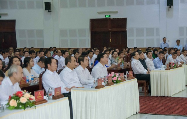 Ủy viên Bộ Chính trị, Chủ tịch nước Võ Văn Thưởng và các đại biểu tham dự Lễ khánh thành, bàn giao 1.400 căn nhà Đại đoàn kết tại tỉnh Hậu Giang.