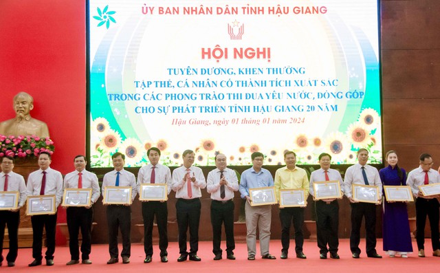 Tạp chí Doanh nghiệp và Tiếp thị nhận Bằng khen của UBND tỉnh Hậu Giang trong phong trào thi đua đặc biệt chào mừng 20 năm thành lập tỉnh- Ảnh 7.
