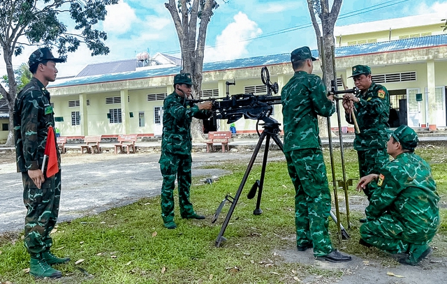 Các cán bộ tham gia lớp tập huấn thực hành nội dung bắn mục tiêu bay thấp bằng súng máy 12,7mm.