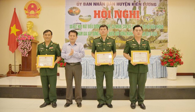 UBND huyện Kiên Lương tặng giấy khen cho 3 tập thể đã có thành tích cao trong tham gia xây dựng khu vực biên giới vững mạnh giai đoạn 2019 - 2024.