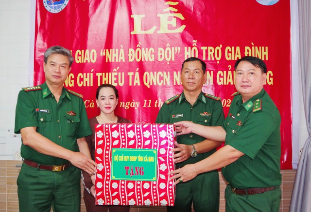 Đại tá Nguyễn Văn Ngọc, Phó Chỉ huy trưởng BĐBP tỉnh Cà Mau và đại diện Hải đội 2 Biên phòng tặng quà chúc mừng gia đình Thiếu tá QNCN Nguyễn Giải Phóng.