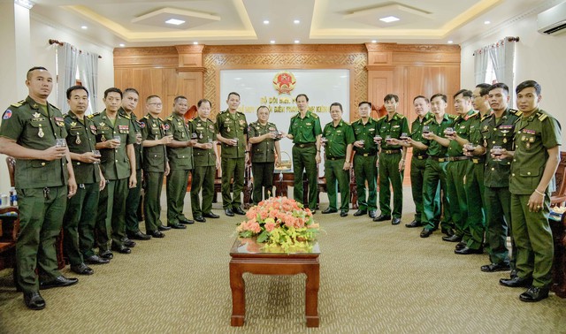 Đoàn cán bộ Cục phát triển, Bộ Quốc phòng Campuchia và đoàn cán bộ Bộ Chỉ huy BĐBP tỉnh Kiên Giang giao lưu, chúc mừng năm mới 2024.