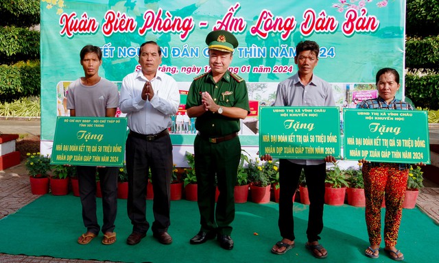 Lãnh đạo BĐBP tỉnh và thị xã Vĩnh Châu trao bảng tượng trưng trao tặng 3 căn nhà Đại đoàn kết cho gia đình các em học sinh nghèo vượt khó học tốt.