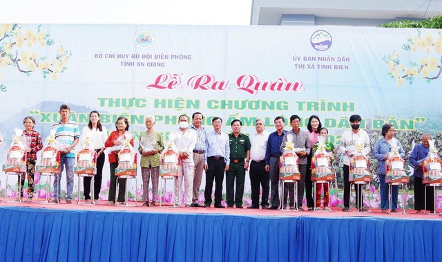 BĐBP tỉnh Kiên Giang tặng 200 phần quà (mỗi suất trị giá 500.000 đồng) khu vực biên giới.