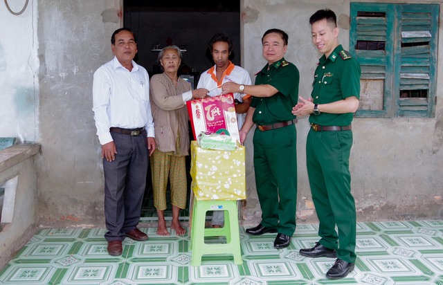 Lãnh đạo BĐBP tỉnh và thị xã Vĩnh Châu đến tận nhà trao quà cho hộ gia đình có hoàn cảnh khó khăn.