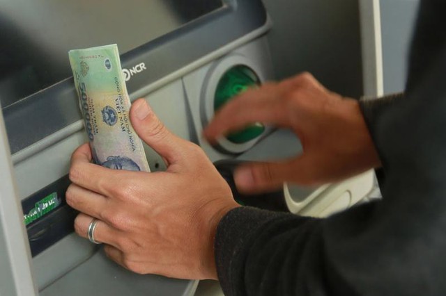 Năm 2023, giao dịch trên ATM giảm về số lượng lẫn giá trị giao dịch- Ảnh 1.