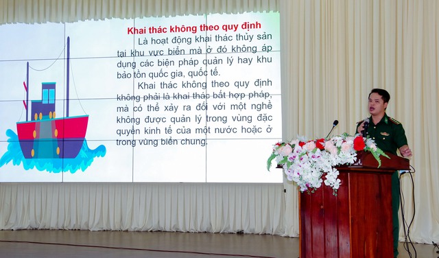Cán bộ đồn Biên phòng Vĩnh Châu Trăng tuyên truyền tại hội nghị.