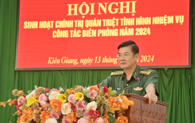 Đại tá Huỳnh Văn Đông - Bí thư Đảng ủy, Chính ủy phát biểu quán triệt tại hội nghị.