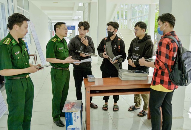 Cán bộ Bộ Chỉ huy Bộ đội Biên phòng tỉnh Kiên Giang tuyên truyền đẩy lùi nạn mua bán người cho cán bộ, sinh viên Trường Đại học Kiên Giang.