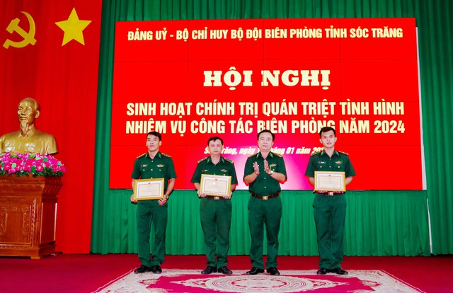 Đại tá Nguyễn Trìu Mến - Bí thư Đảng ủy, Chính ủy BĐBP tỉnh Sóc Trăng trao giấy khen cho các tập thể, cá nhân có thành tích đột xuất, tiêu biểu, trong đấu tranh phòng, chống ma túy và tội phạm năm 2024.