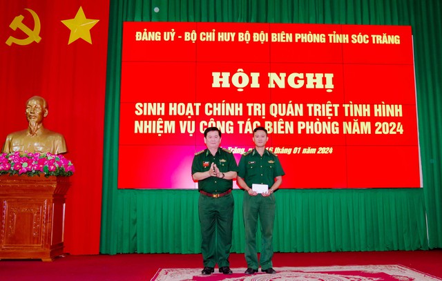 Đại tá Trịnh Kim Khâm - Chỉ huy trưởng BĐBP tỉnh trao thưởng nóng cho tập thể đồn Biên phòng Vĩnh Hải vì có thành tích đột xuất, tiêu biểu, trong đấu tranh phòng, chống ma túy và tội phạm năm 2024.