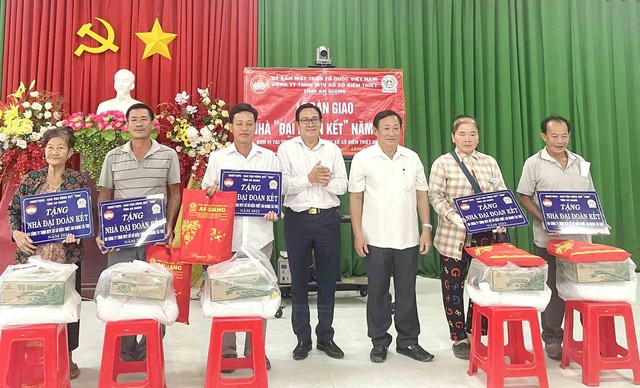 Lãnh đạo Ủy ban MTTQ tỉnh An Giang trao nhà Đại đoàn kết cho người dân.