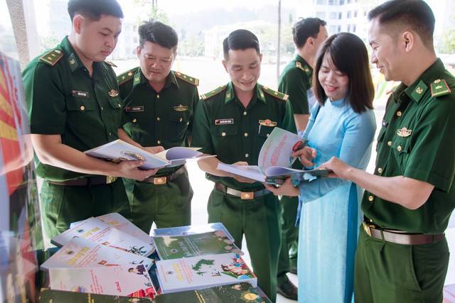 Các đại biểu BĐBP tỉnh Kiên Giang tham quan các bài viết dự thi được trưng bày tại lễ tổng kết.