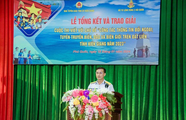 Đại tá Lê Văn Hưởng - Phó Chính ủy Bộ Tư lệnh Vùng 5 Hải quân phát biểu chào mừng tại buổi lễ.