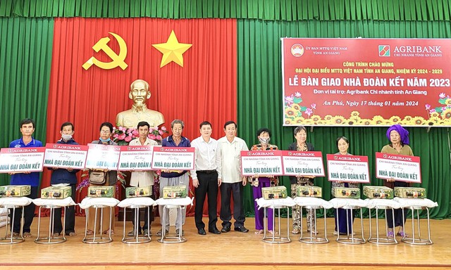 Chủ tịch Ủy ban MTTQ tỉnh An Giang Nguyễn Tiếc Hùng trao nhà Đại đoàn kết cho người dân.