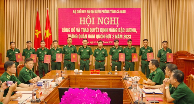 Đại tá Phạm Anh Chương - Chỉ huy trưởng Bộ Chỉ huy BĐBP tỉnh và Đại tá Phạm Minh Giang - Bí thư Đảng ủy, Chính ủy BĐBP trao quyết định thăng quân hàm cho các quân nhân.