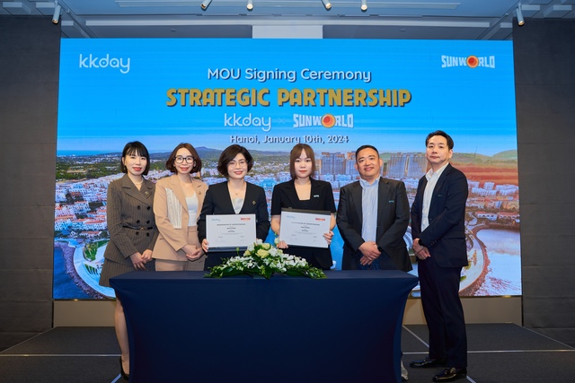 Các đại diện của Sun World và KKday ký kết hợp tác chiến lược