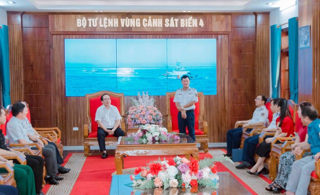 Bộ Tư lệnh Vùng Cảnh sát biển 4 tiếp đoàn công tác của Ban Tuyên giáo Tỉnh ủy Kiên Giang đến trao đổi kinh nghiệm trong công tác tuyên truyền biển, đảo và phổ biến pháp luật.