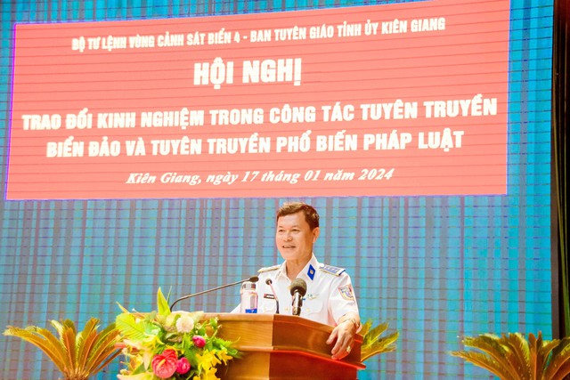 Đại tá Nguyễn Thái Dương - Phó Chính ủy Bộ Tư lệnh Vùng Cảnh sát biển 4 phát biểu tại hội nghị.