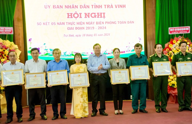 Chủ tịch UBND tỉnh Trà Vinh Lê Văn Hẳn trao Bằng khen của UBND tỉnh Trà Vinh cho các Tập thể.